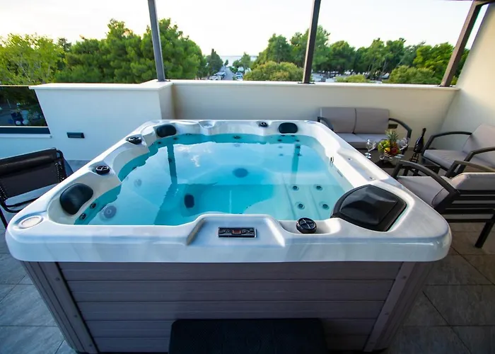 Azzurro - With Private Rooftop Jacuzzi