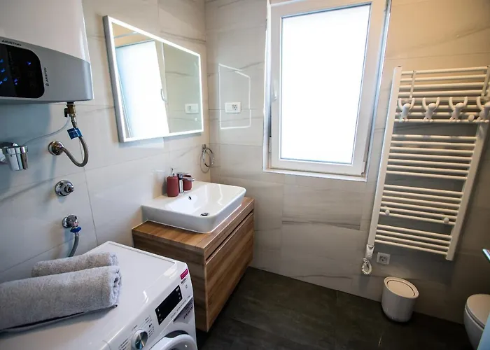 Azzurro - With Private Rooftop Jacuzzi דירה זאדאר