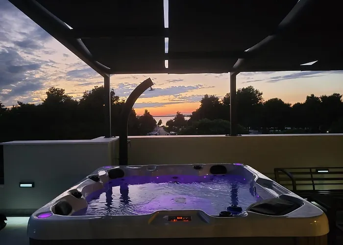 דירה Azzurro - With Private Rooftop Jacuzzi