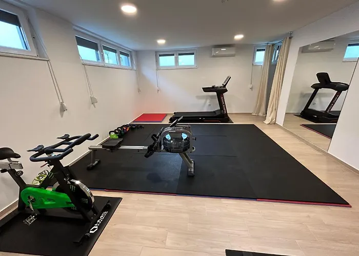 Апартаменты Azzurro - With Private Rooftop Jacuzzi