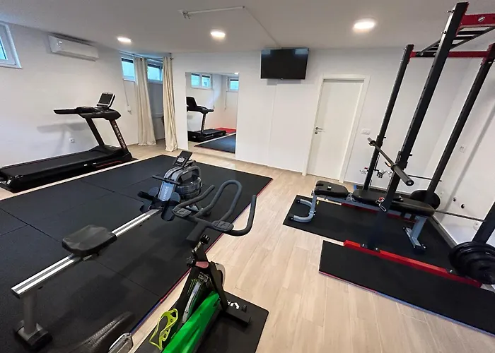 Azzurro - With Private Rooftop Jacuzzi