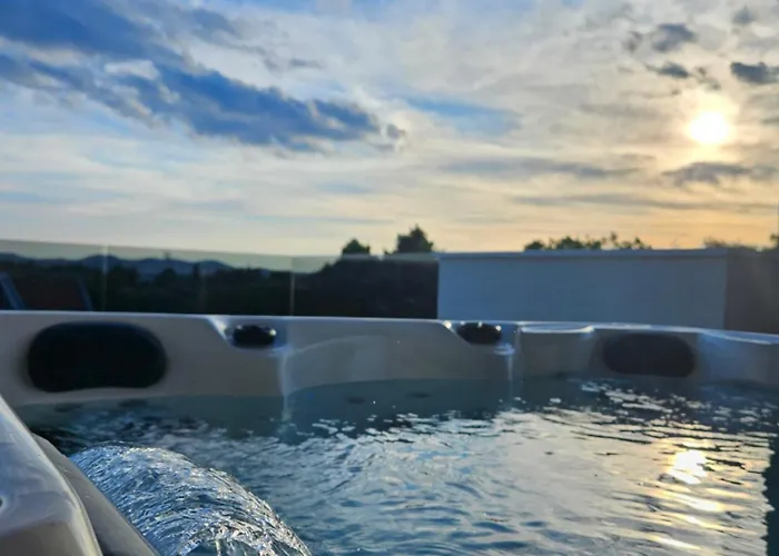 Azzurro - With Private Rooftop Jacuzzi Апартаменты