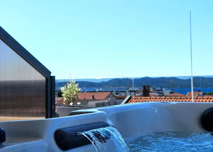 Azzurro - With Private Rooftop Jacuzzi Задар