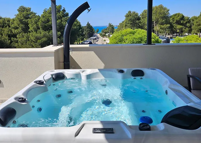 דירה Azzurro - With Private Rooftop Jacuzzi זאדאר