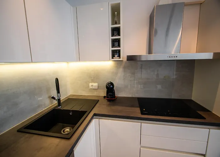 Azzurro - With Private Rooftop Jacuzzi