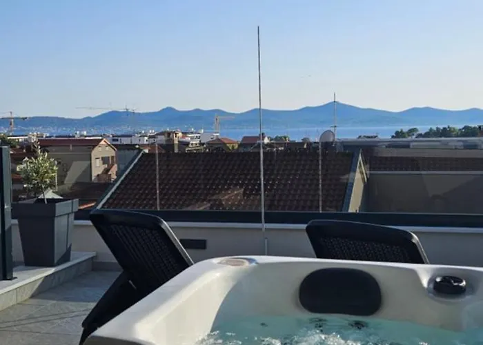 Azzurro - With Private Rooftop Jacuzzi Апартаменты