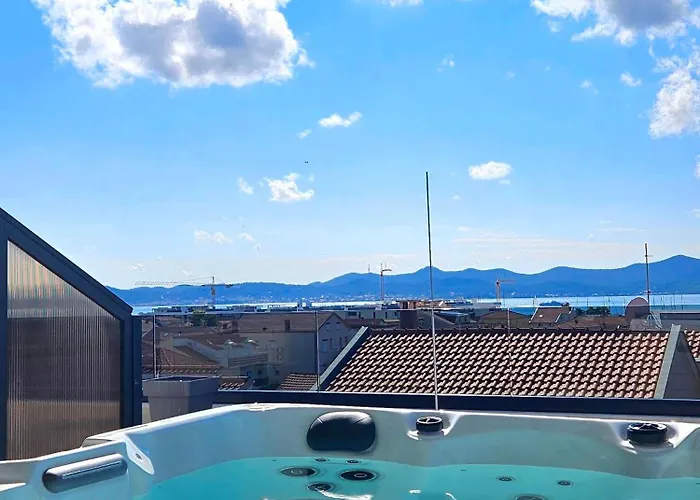 Azzurro - With Private Rooftop Jacuzzi Апартаменты *